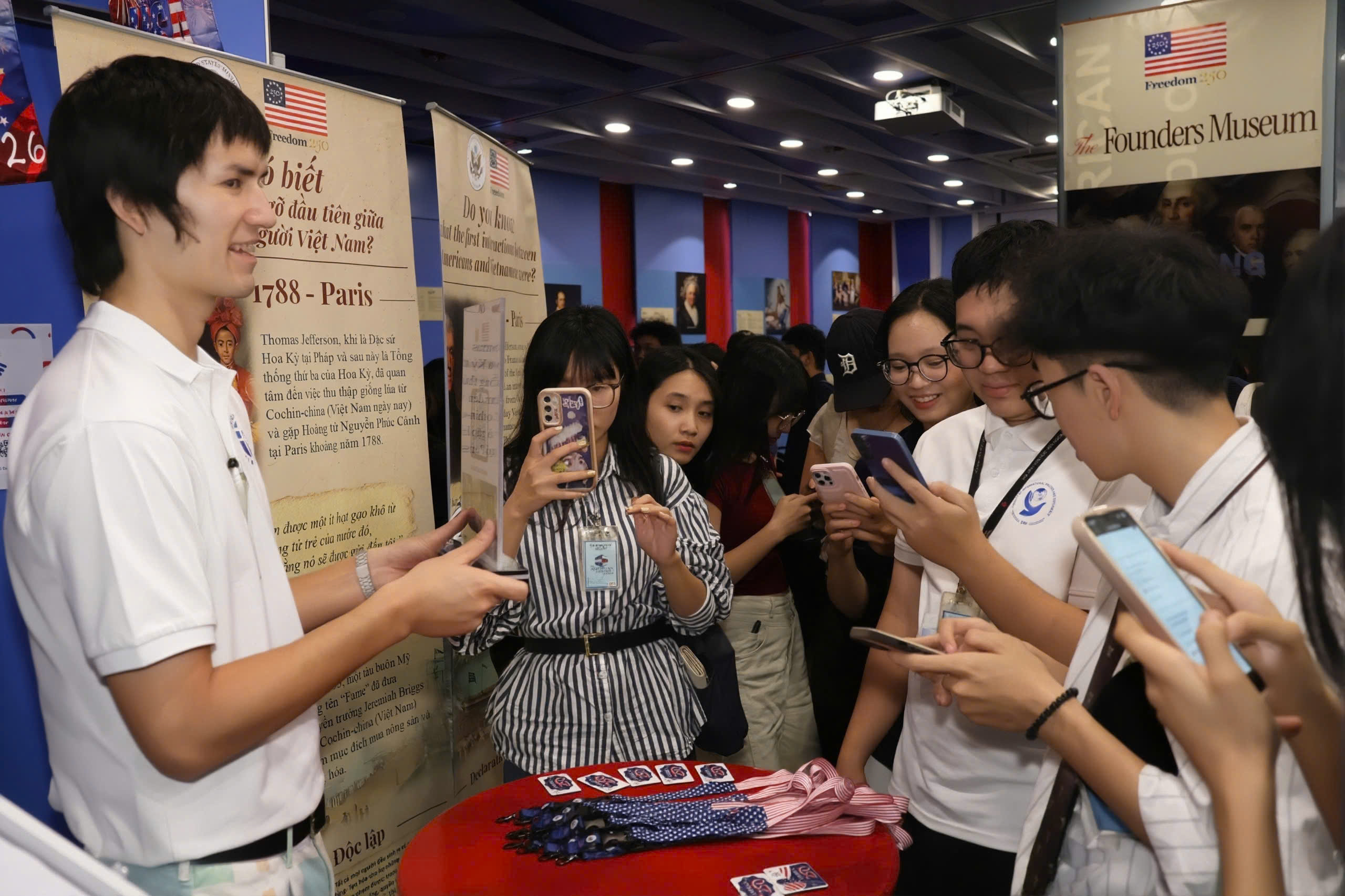 Giới trẻ háo hức tìm hiểu lịch sử Mỹ bằng công nghệ thực tế ảo tại Founder Museum - Ảnh 9.