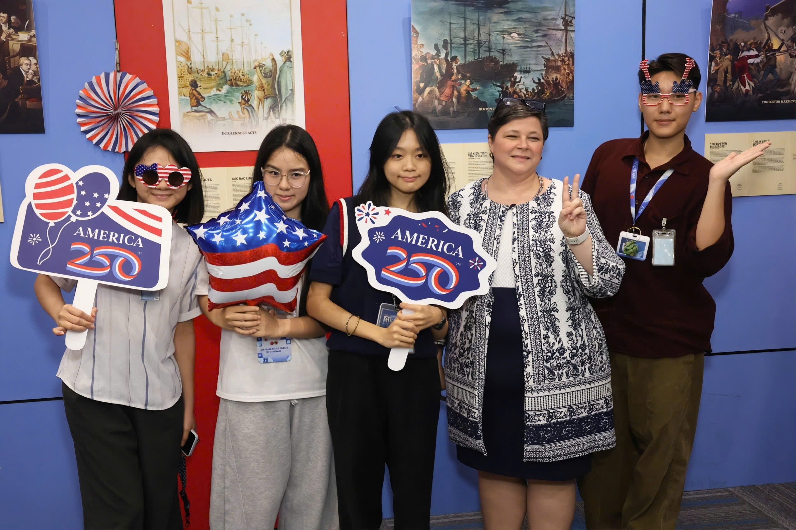 Giới trẻ háo hức tìm hiểu lịch sử Mỹ bằng công nghệ thực tế ảo tại Founder Museum - Ảnh 8.