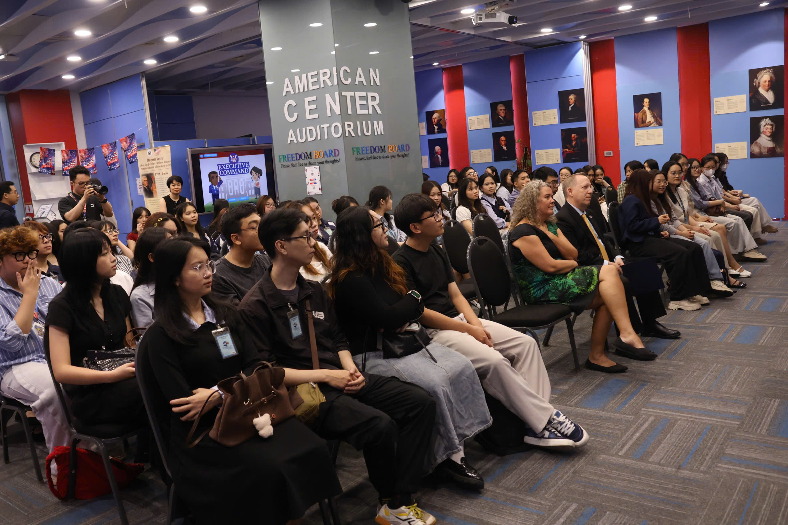 Giới trẻ háo hức tìm hiểu lịch sử Mỹ bằng công nghệ thực tế ảo tại Founder Museum - Ảnh 6.