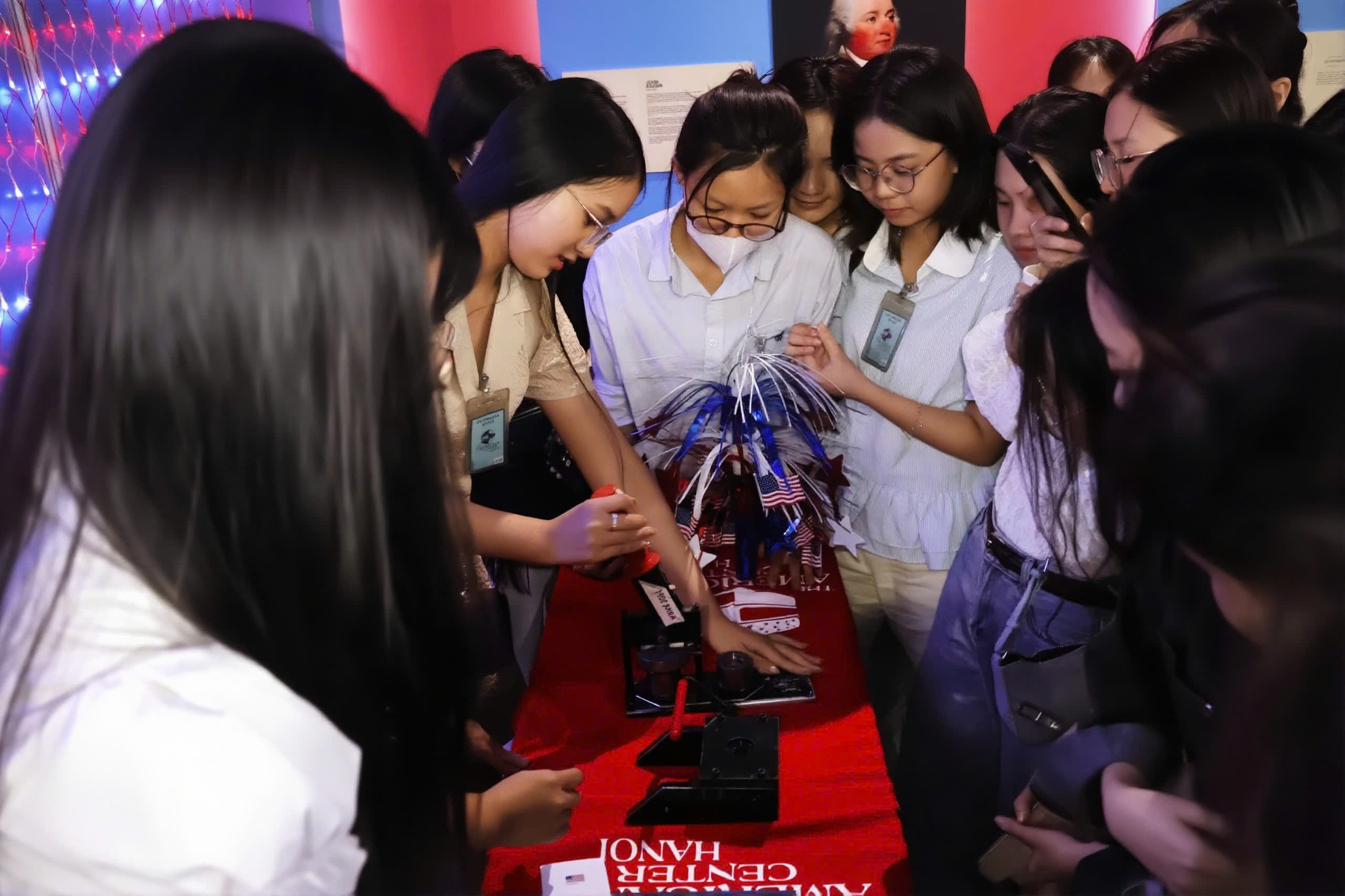 Giới trẻ háo hức tìm hiểu lịch sử Mỹ bằng công nghệ thực tế ảo tại Founder Museum - Ảnh 7.