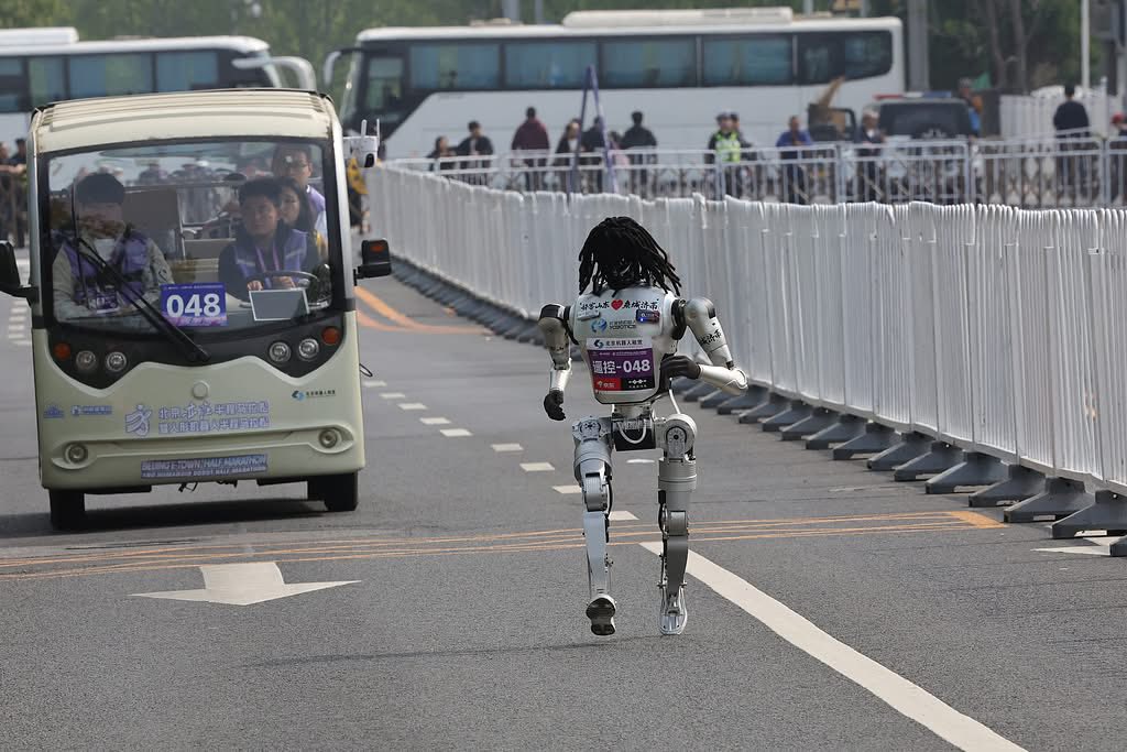 Robot chạy marathon: Đường đua thành sân khấu hài - Ảnh 5.
