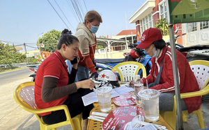 Lo bị khóa SIM điện thoại, người dân ùn ùn đi làm thủ tục xác thực thuê bao chính chủ - Ảnh 1.