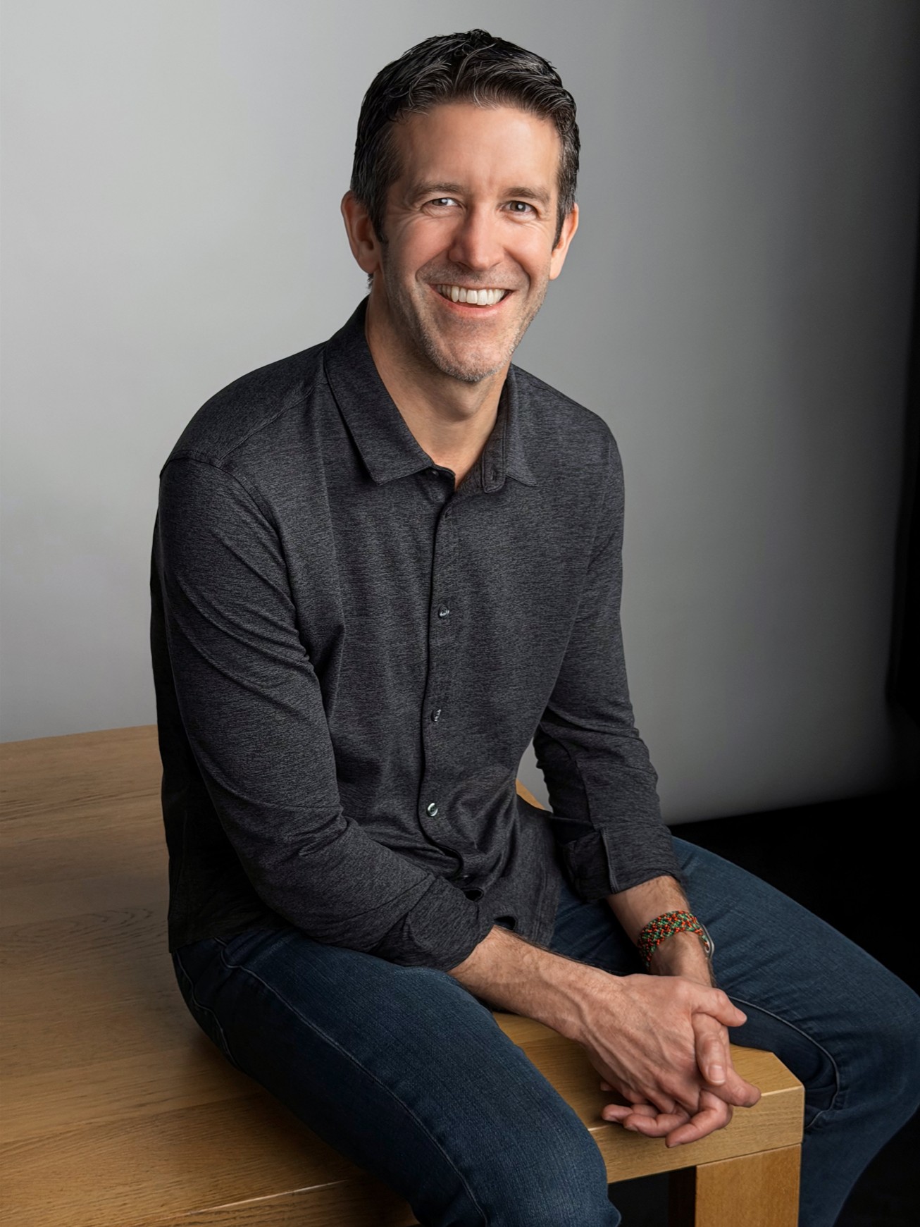 Chân dung người thay Tim Cook đảm nhiệm vị trí CEO Apple từ 1-9 - Ảnh 1.