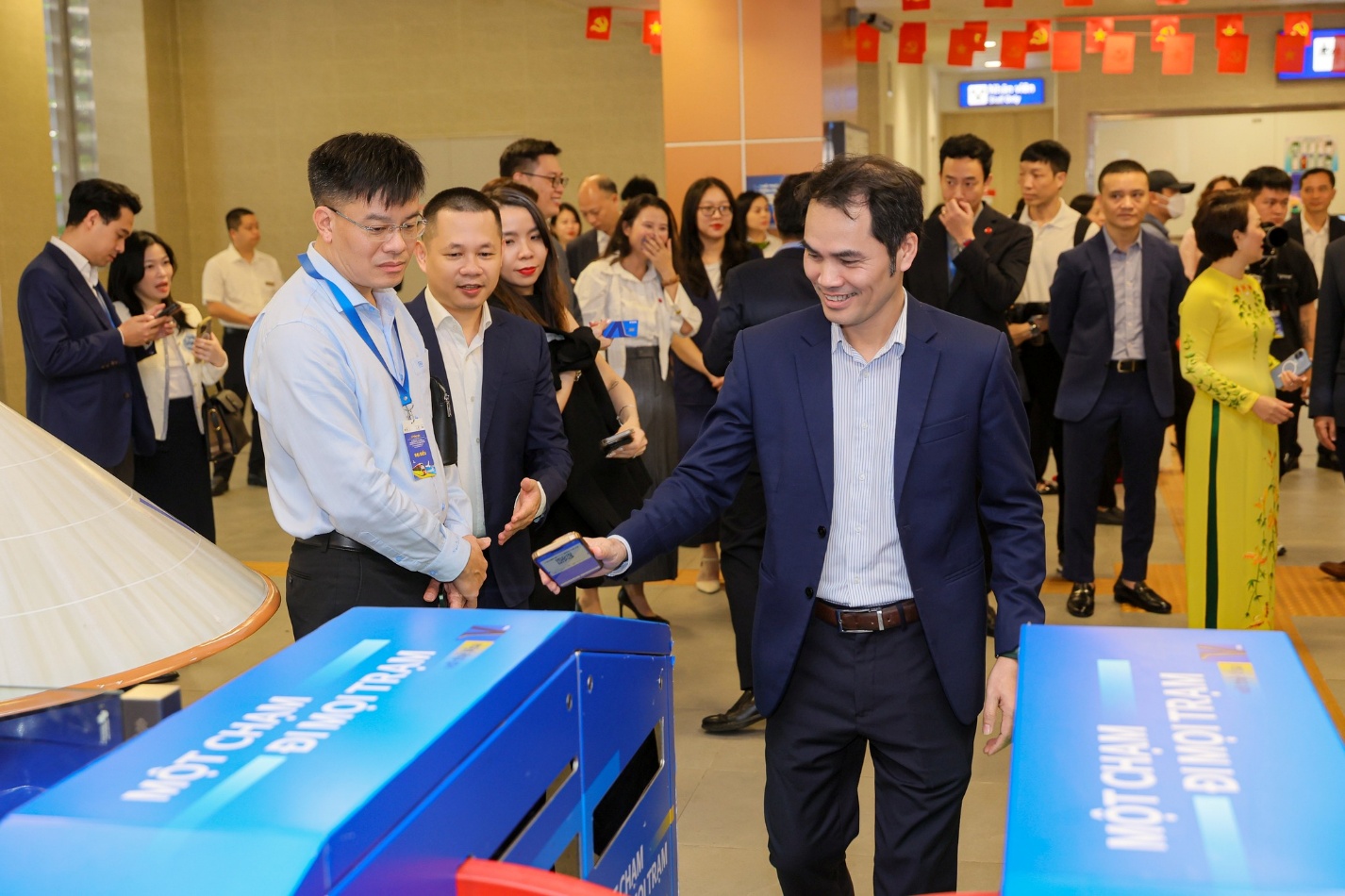 VNPT Money và Hà Nội Metro ra mắt “Tiện ích Metro” đi tàu điện không tiền mặt- Ảnh 2.